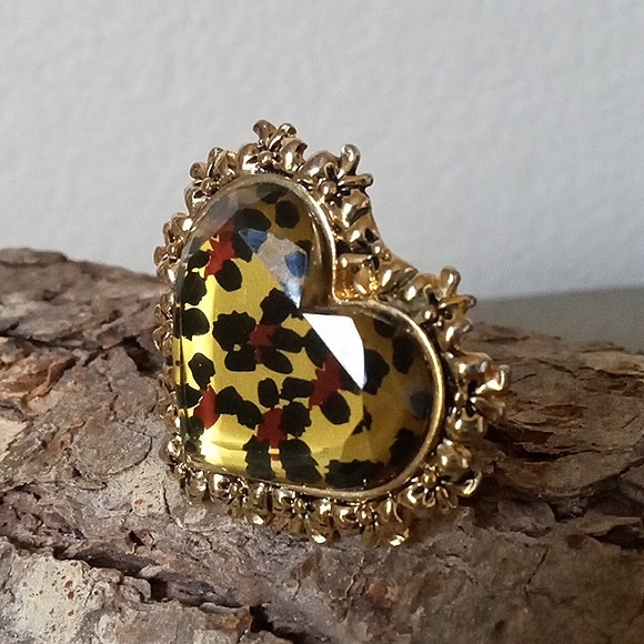 Vintage BETSEY JOHNSON Leaping Leopards Faceted Lucite Heart Ring. Size 7 - Picture 4 of 10